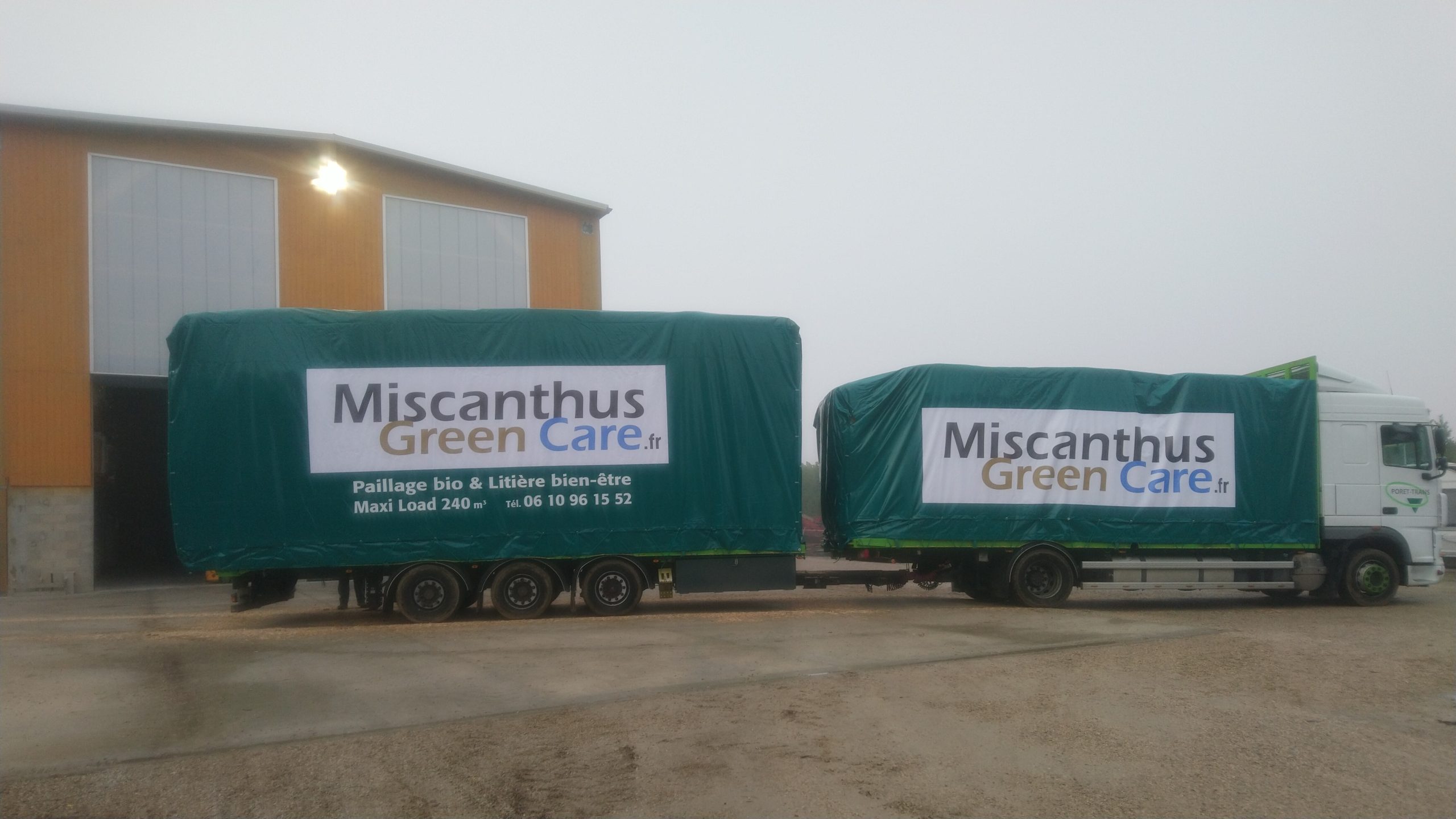 Camion de 25 tonnes de ballots miscanthus jardins de permaculture